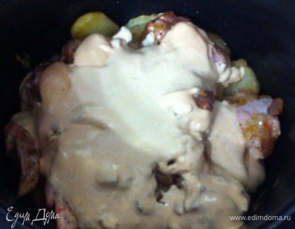 Соусом покрываем крылышки. Я так же добавила немного водички, что бы лучше протушилось. Ставим в режим "быстрая готовка" ( может в других мультиварках он называется по-другому, можно выбрать режим "тушение", например) на 15 минут. И все готово!