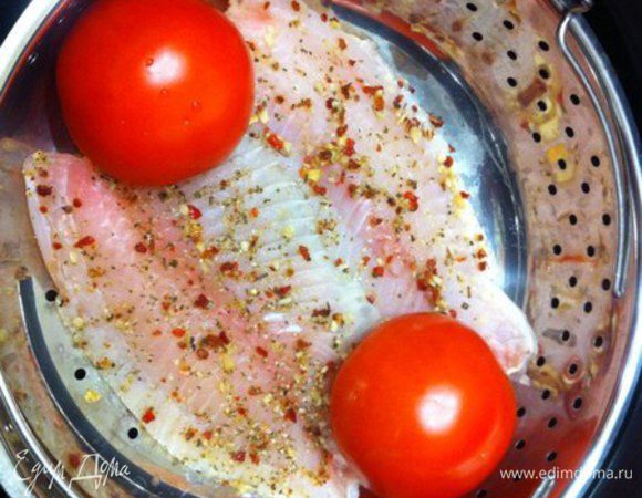 Промытую и размороженную рыбку (у меня филе) натираем специями и солью, оставляем на 15-20 минут (немного по-мариноваться). Затем выкладываем в паровую корзинку, добавляем овощи ( в этот раз у меня помидоры, в предыдущие разы добавляла дольки кабачка и брюссельскую капусту). 

