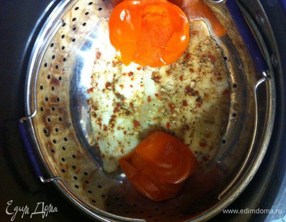 Наливаем 1 стакан воды в кастрюлю, ставим в нее паровую корзинку, выбираем режим "быстрая готовка", время приготовления 20 минут.


Приятного аппетита!