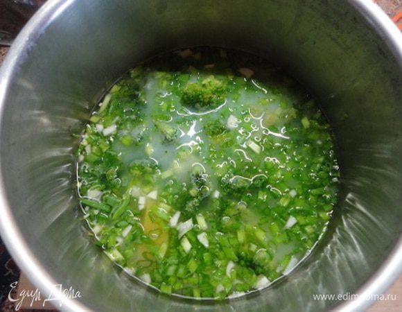 Для супа брокколи разберите на соцветия, чеснок и лук мелко порубите и потом все ингредиенты, за исключением оливкового масла, поместите в кастрюльку, доведите до кипения  и варите на медленном огне минут 10. 