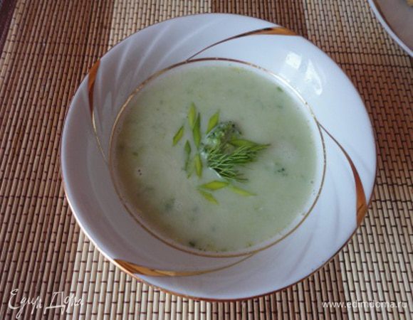 Готовые овощи пюрируйте погружным блендером. При подаче сбрызните оливковым маслом. Этого количества продуктов достаточно для приготовления двух небольших порций супа.