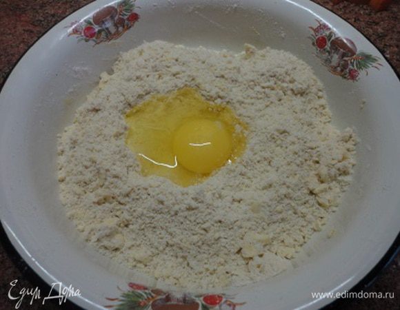 Для сконов в муку с разрыхлителем, солью и перцем добавте нарезанное кусочками масло и разотрите все в крошку. Добавите яйцо и перемешайте.