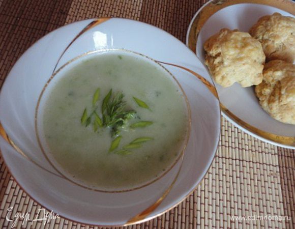 Выложить сконы на лист, посыпать сыром и выпекать при температуре 220 градусов 10 минут или до того как они порозовеют. Такие сконы одинаково хороши и теплые и остывшие.