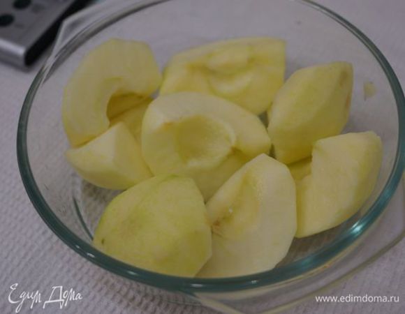 Яблоки очистить от кожуры и семечек, запечь в СВЧ до готовности, слить сок.