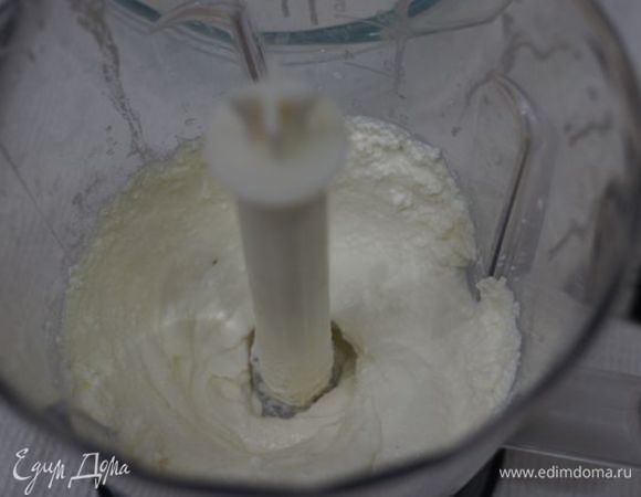 Творог с йогуртом измельчить в блендере.