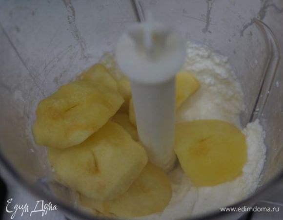 Там же измельчить готовые яблоки.