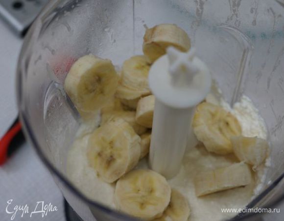 И банан; добавить 2 ст.л. сахара, щепотку соли.