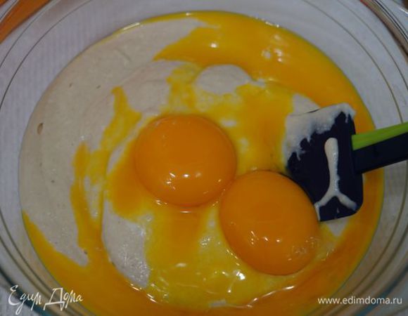 Желтки смешать с творожной массой.