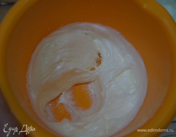 Белки взбить с 1 ст.л. сахара, размешать с творожной массой.