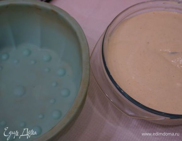 Форму для выпечки смазать маслом, если не силиконовая - присыпать сухарями; вылить тесто, выпекать при 175"С 45 минут до готовности (проверять сухой лучинкой).