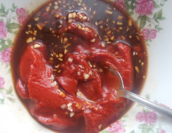 Приготовить маринад для куриных крылышек в духовке: измельчить чеснок, добавить к соевому соусу, томатной пасте и уксусу.