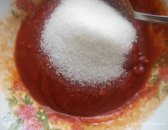 Добавить перец и сахар, перемешать.