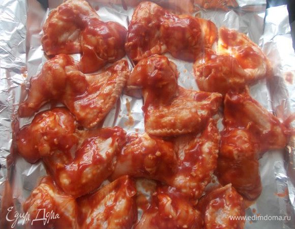 Куриные крылышки обмазать маринадом со всех сторон и уложить на противень. Поставить в разогретую до 240–250°C духовку. Запекайте, пока крылышки не станут румяными. В середине процесса крылышки можно перевернуть.