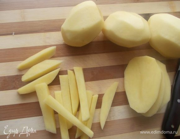 Картофель почистить, помыть и обсушить. Нарезать крупной соломкой и обжарить в разогретом масле до золотистого цвета. Промокнуть от лишнего жира и посыпать крупной солью.