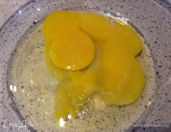 Смешать яйца (2 штуки),