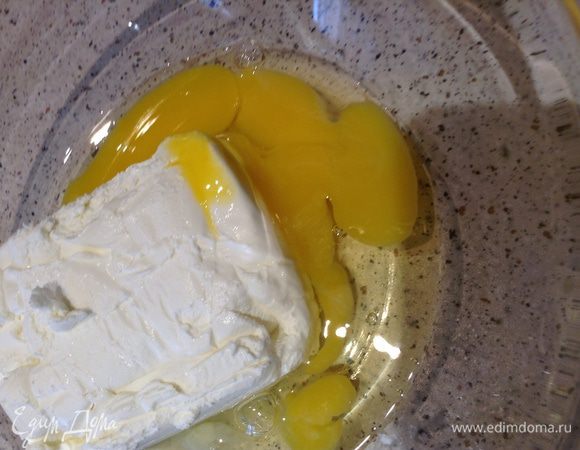 Творог, соль, сахарный песок, соду (чуть меньше 1 ч л) и муку.