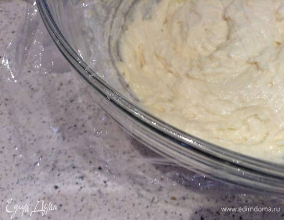 Замесить тесто. На 10-15 минут положить тесто в холодильник.