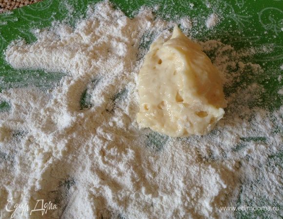 Затем выложить на подпыленный мукой стол и разделить на лепешки.