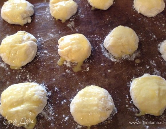 Перед выпечкой смазать взбитым яйцом.