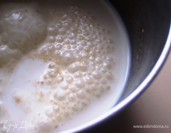 Подогреть немного молоко, развести в нём дрожжи, соль и сахар. Оставить на 15 минут.
