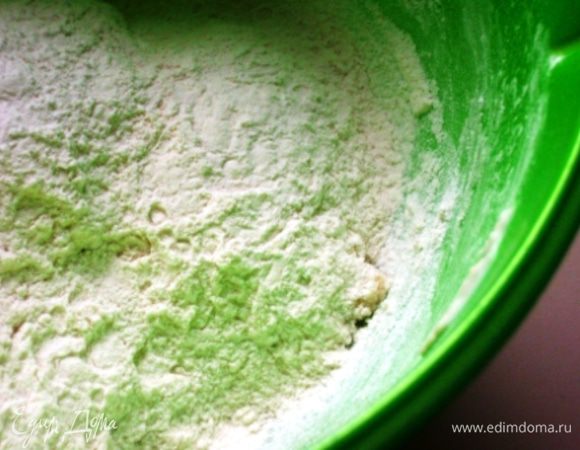 Всыпать муку, замесить мягкое тесто. Ввести 1 ложку растительного масла, собрать тесто в шар. 
