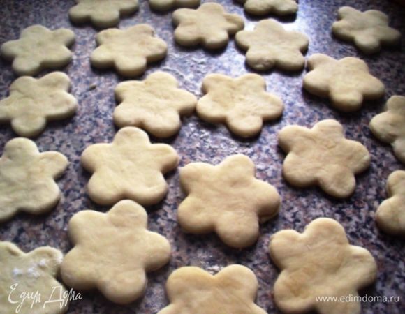 Поднявшееся тесто обмять, припылить мукой, раскатать пласт толщиной 0,5 см. Теперь самое интересное! Вырезаем формочкой заготовки (можно воспользоваться простой рюмкой), накрыть их полотенцем и оставить ненадолго  для подъема.