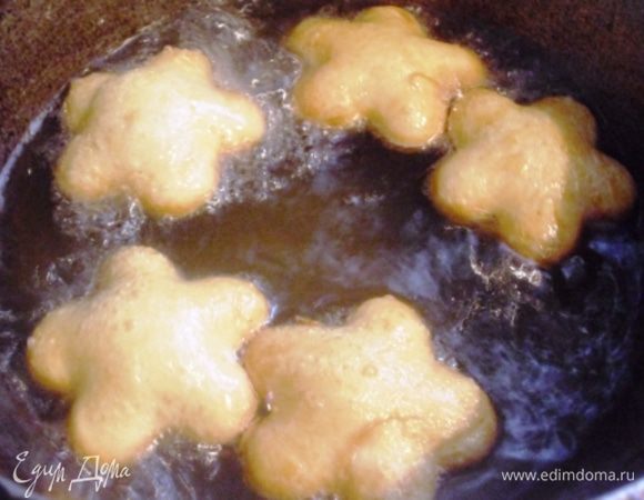 В небольшом казане разогреть масло. Обжаривать баурсаки, небольшими порциями до золотистого цвета, периодически переворачивая. 
