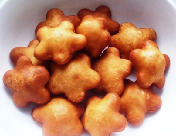 Можно подавать к бульону или супу,  к чаю или кофе, с мёдом или  джемом,  или просто так :)
