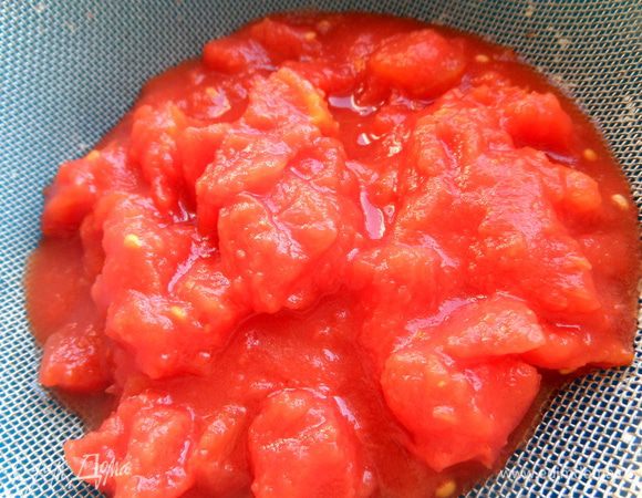 Вначале нужно протереть банку томатов (у меня кусочками) через сито.