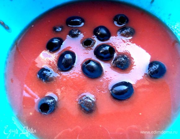 Оливки бросим мариноваться в процеженном томате...