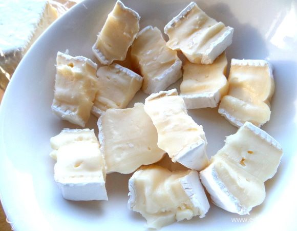 Готовим основу для шариков. Вместо феты я взяла сыр BRIE...,нарезала его на кусочки.