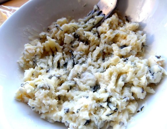 Всё размяла вилкой...