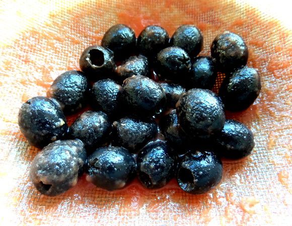 В это время оливки откидываем на сито.