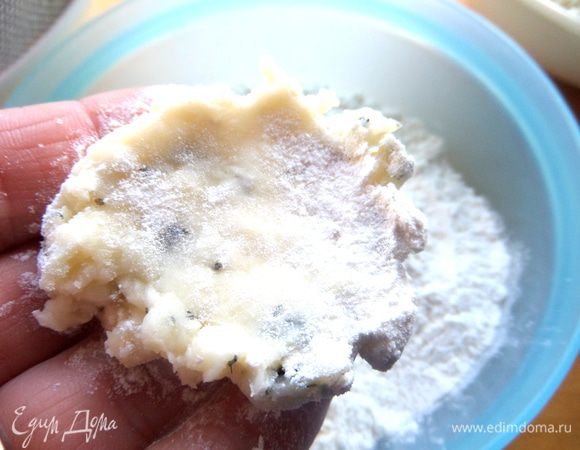 Из сыра делаем лепёшечку на ладони (пришлось обмакнуть пальцы в муку).