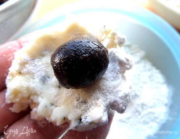 Положить в центр оливку...