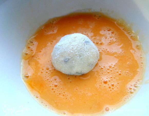 Покатать со всех сторон в яйцах каждый шарик.