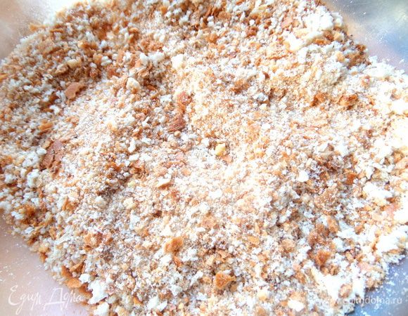 Сухари делаем из высохшего батона с помощью толкушки.