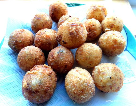 После обжарки со всех сторон вынимаем шарики на салфетку.