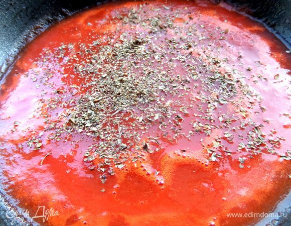 Добавить соль,чили,базилик и поставить на огонь.