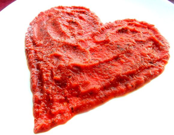 Оформим соус на блюде в виде сердца)))