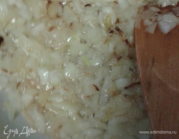 Чернослив промыть, залить коньяком минут на 30. Лук почистить, нарезать мелко. В сковородке разогреть кунжутное масло, добавить лук,  чеснок, когда лук начнет золотиться выложить  чернослив.  Готовить пока коньячные спирты не испарятся из чернослива (2-3 минуты).