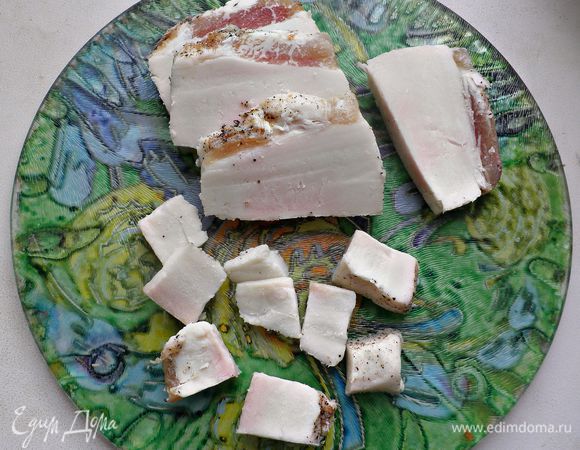 Сало нарежьте кубиками.