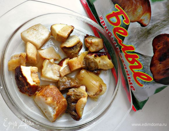 Если у вас грибы также, как и у меня, замороженные, то предварительно дать им оттаять.