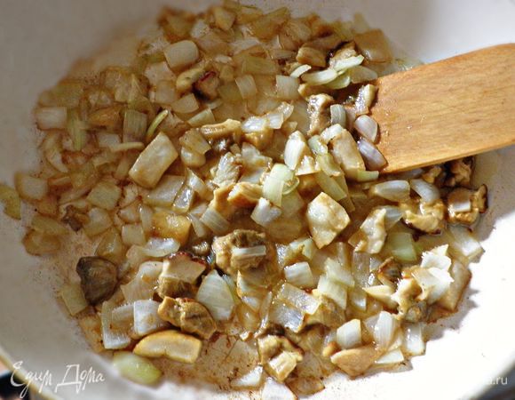 Лук порезать кубиками и пару минут обжаривать на растительном масле. Добавить порезанные белые грибы и еще обжаривать 5 мин.