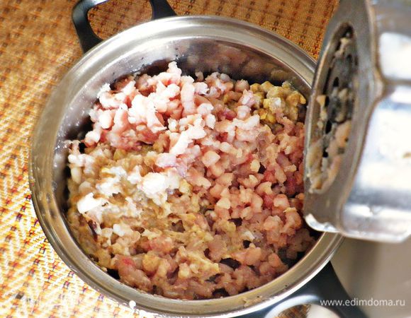 Затем пропустите через мясорубку филе рыбы, хлеб, обжаренные с луком грибы, сало.