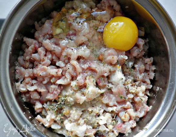 К полученной массе добавьте небольшое яйцо, соль, чёрный молотый перец по вкусу и щепотку прованских трав. Перемешайте до однородной консистенции.
Поставить миску с фаршем на 30 мин в холодильник.
