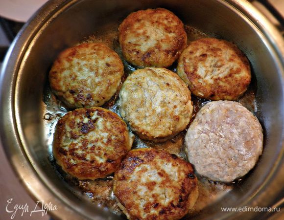 Затем сформируйте котлеты, обваляйте в муке и обжарьте на растительном масле до золотистой корочки. Доведите до готовности в духовке (15 мин при 180г) либо ещё 10 мин пропарьте в сковороде под крышкой.