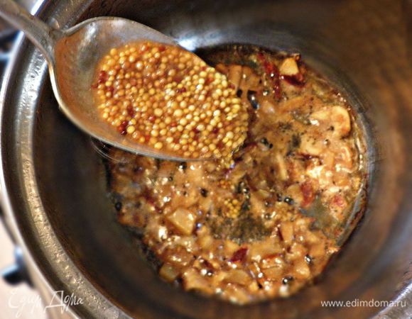 Для соуса мелко порежьте грибы и обжарьте их на сливочном масле 5 минут.  Добавьте дижонскую горчицу, соль и перемешайте. Влейте постепенно сливки, доведите до кипения и доведите до готовности на медленном огне ещё 3 мин.