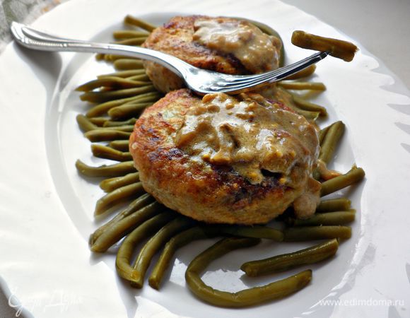 Готовые котлетки полейте соусом и подавайте к столу с овощами, картофелем или рисом. Мы с удовольствием кушали эти котлетки со стручковой зелёной фасолью. Они одинаково хороши как горячем, так и холодном виде. Приятного вам аппетита!