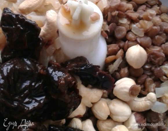 Все ингредиенты слегка остудить. Орехи кешью, если необходимо, прокалить на сковородке.